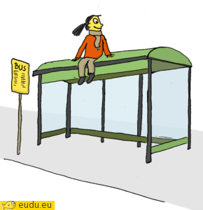 Een meisje zit op een bushokje.