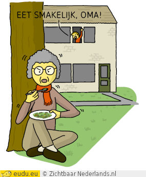 Oma zit in de tuin voor het huis te eten. Een jongen wenst
        haar eet smakelijk vanuit het raam.