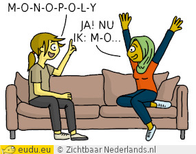 Twee meisjes spellen M-o-n-o-p-o-l-i-e.