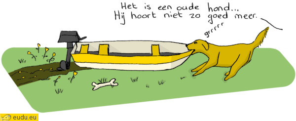 Een hond die een boot door de tuin sleept. Ernaast ligt een bot. Het baasje zegt dat de hond steeds minder goed kan horen.