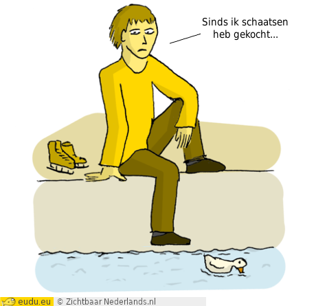 Een jongen zit naast het water. Naast hem ligt een paar schaatsen.