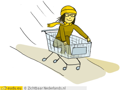 Een meisje dat in een winkelwagentje een helling afrijdt.